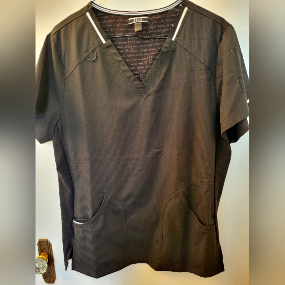 💥4 for $30💥 Elle black scrub top size MED
